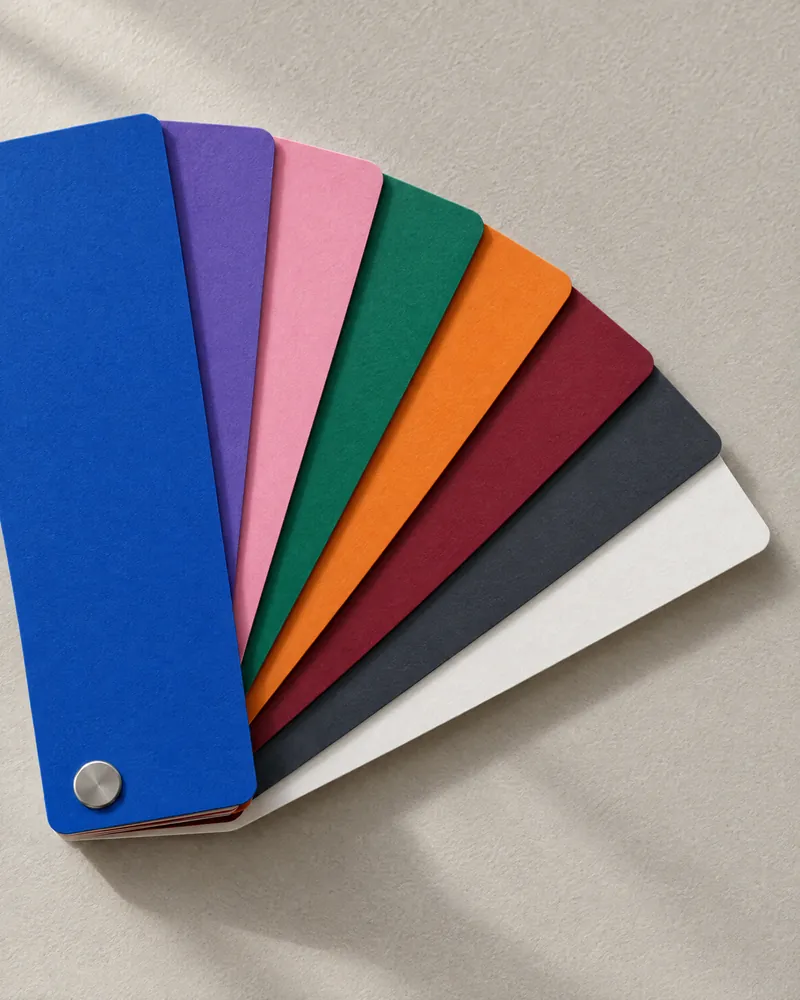 Aufgefächerte Farbmuster in Blau, Violett, Pink, Grün, Orange, Weinrot und Anthrazit